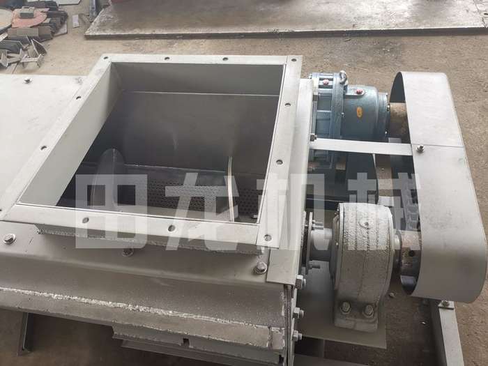 螺旋輸送機(jī)工人安裝調(diào)試！